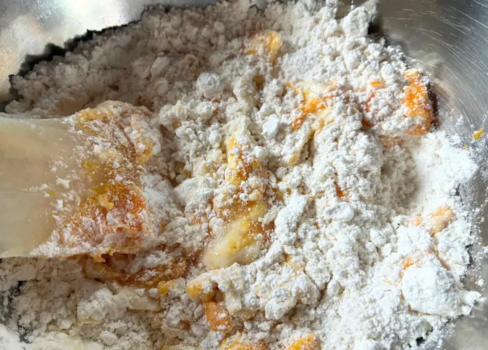 豆腐に他の材料を混ぜる画像（撮影：エニママ）