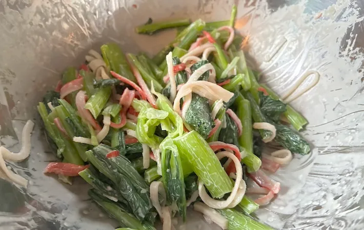 小松菜と調味料と和えた画像（撮影：エニママ）