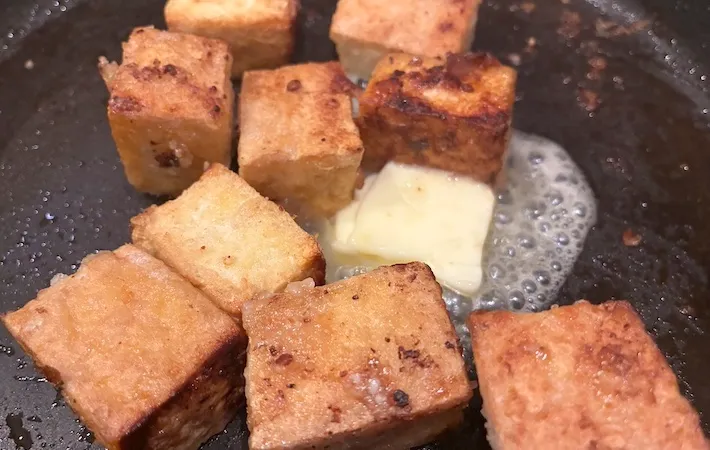 調味料とバターを加えた画像（撮影：エニママ）
