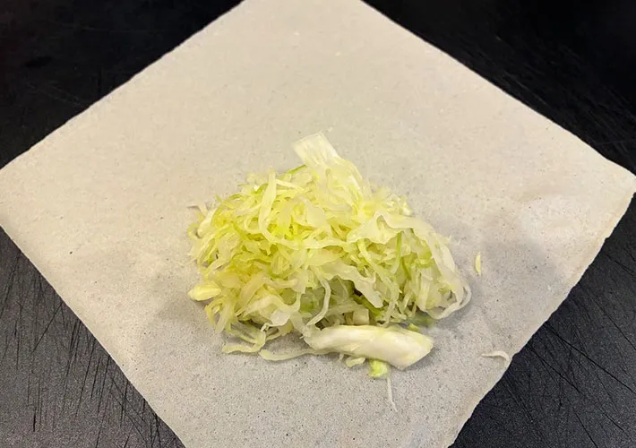 春巻きの皮にキャベツをのせた画像（撮影:エニママ）　