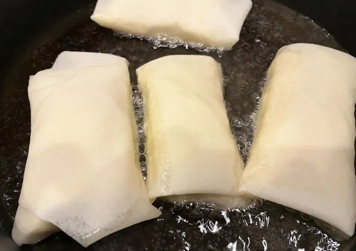 春巻きを揚げている画像（撮影:エニママ）　