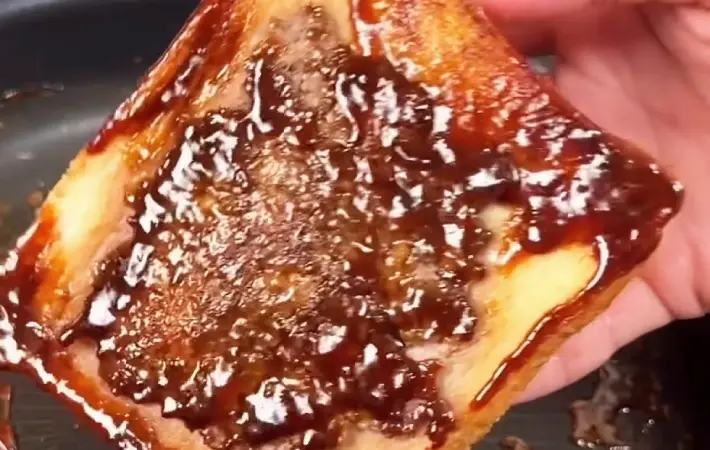 パンについた照り焼きソースの画像
