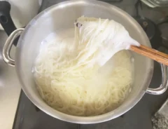 そうめんをゆでる写真（撮影：grapeフード編集部）