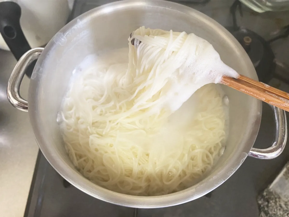 そうめんをゆでる写真(撮影:grapeフード編集部)