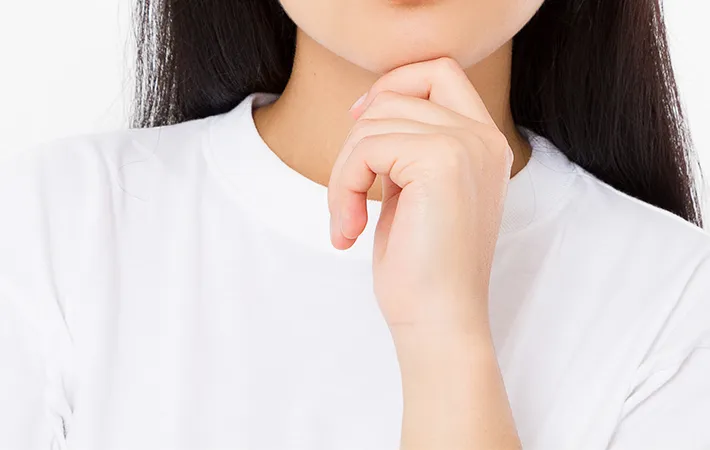 迷う女性の写真