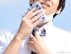 汗をぬぐう男性のイメージ画像