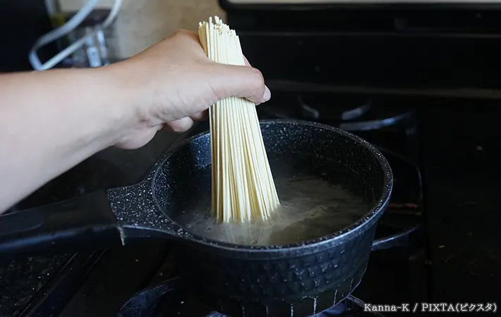 そうめんをゆでる写真