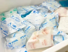 大量の保冷剤が冷凍庫に入っている場面