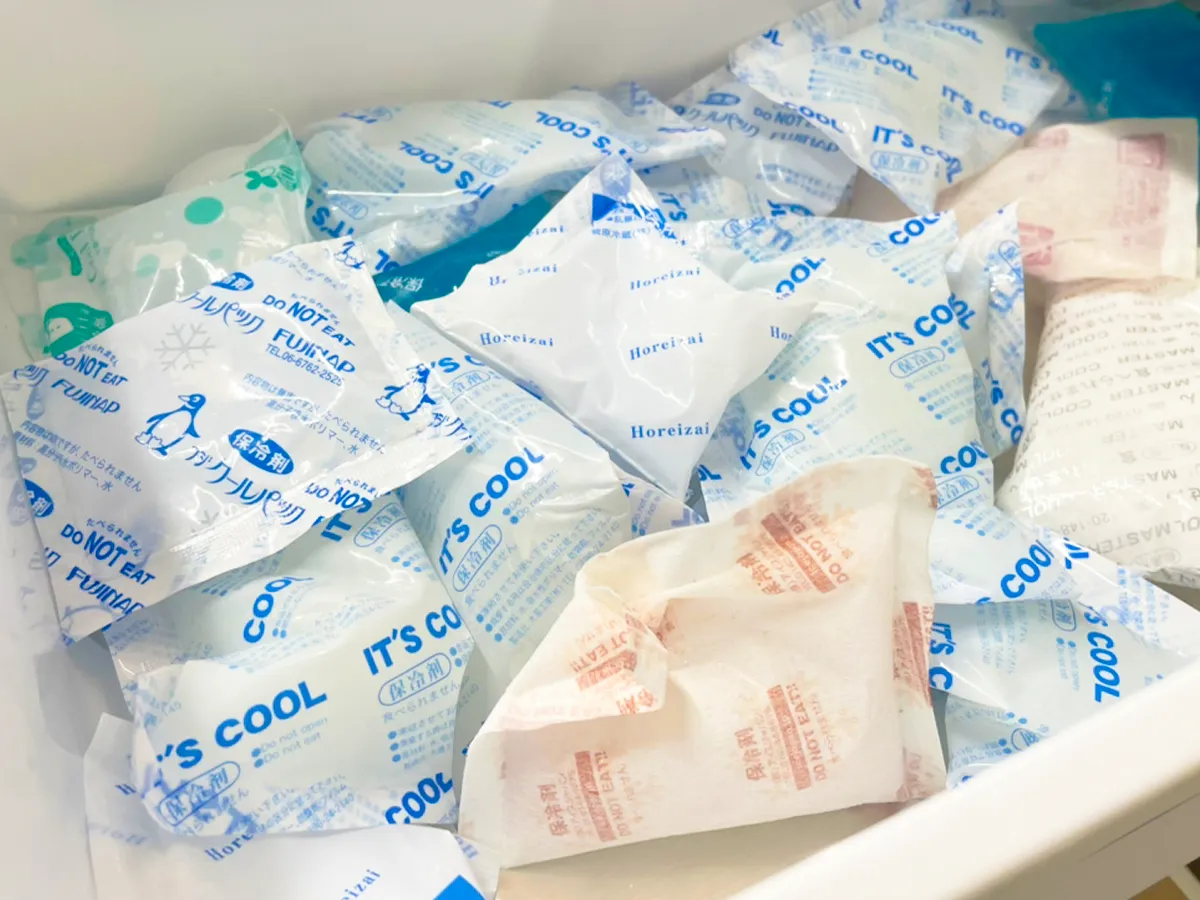 大量の保冷剤が冷凍庫に入っている場面