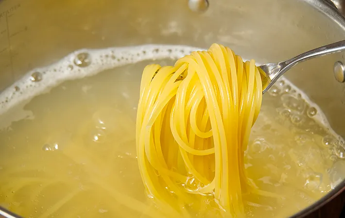 パスタをゆでる写真