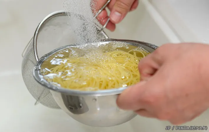 パスタを冷やす写真