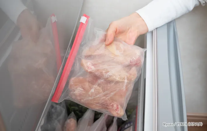 『冷凍保存している鶏肉の手羽元』の写真