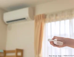 カーテンとエアコンの写真