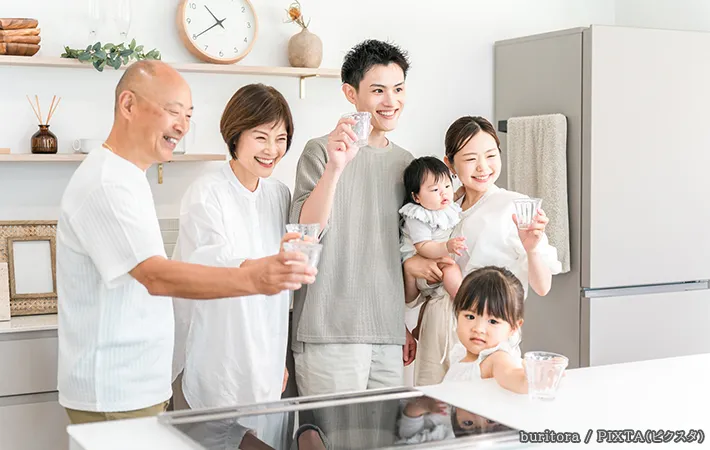 水をのむ家族の写真