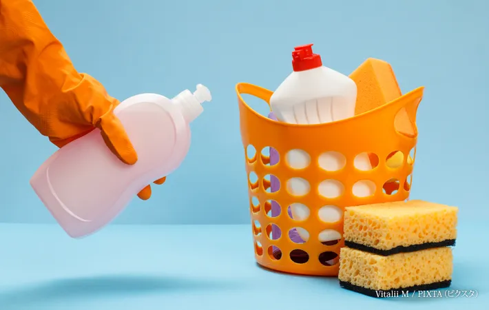 『グローブをして洗剤を持っている』写真
