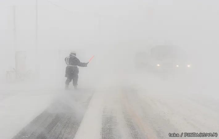 吹雪の道路の写真