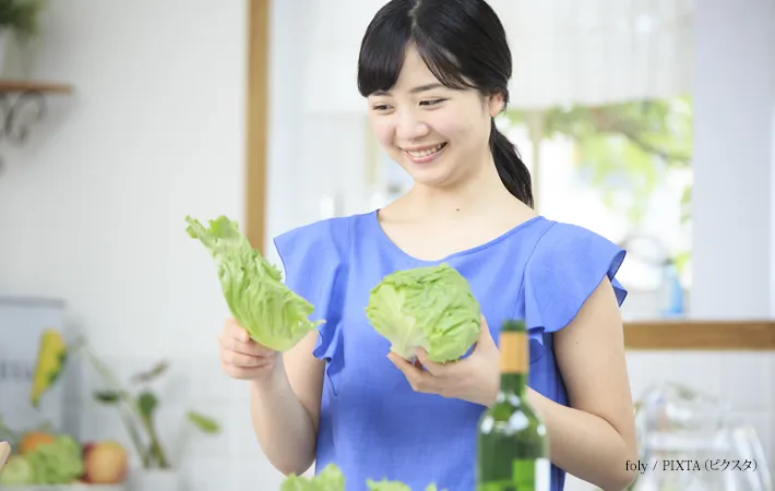 『料理をする20代女性』の写真