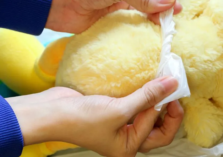 簡易おむつをつける写真
