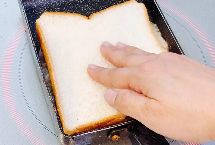 パンを押し付ける画像（撮影：キジカク）