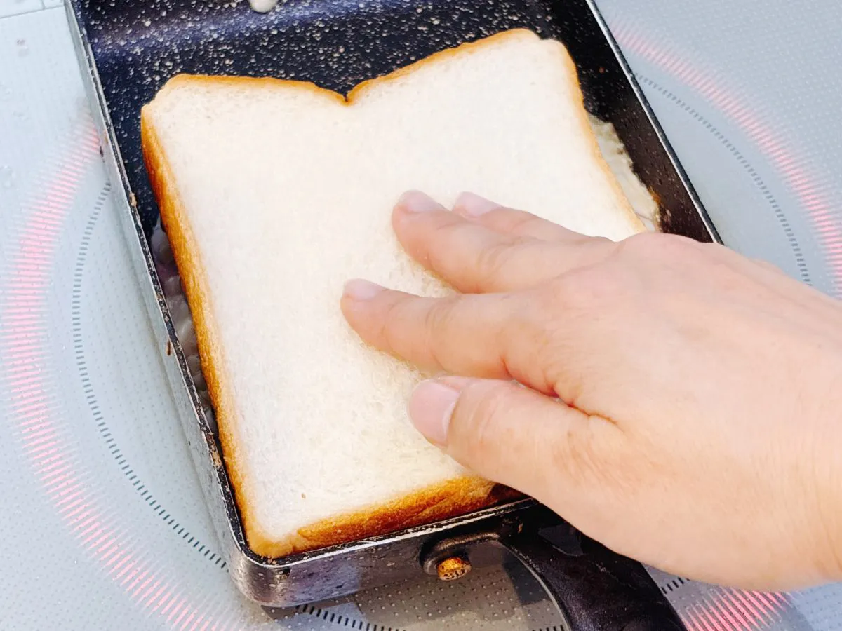 ベーコンエッグトーストの調理写真（撮影：キジカク）