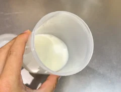 卵と牛乳を入れる写真（撮影：キジカク）