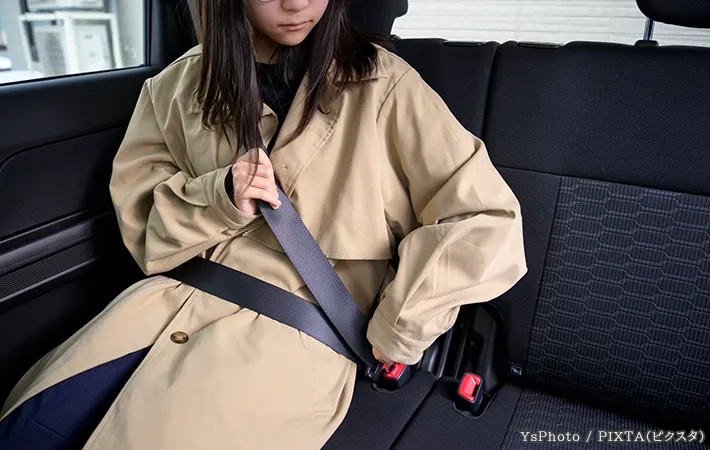シートベルトをする人の写真