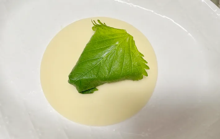 餃子の皮にしそを巻いたチーズを乗せた画像（撮影：エニママ）