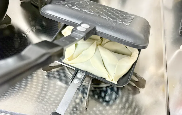 ホットサンドメーカーで挟んでいる画像（撮影：エニママ）