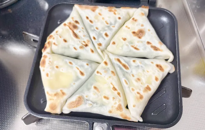 焼き上がった『6Pチーズ包み焼き』の画像（撮影：エニママ）