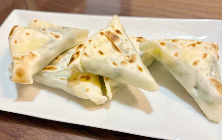 皿に盛り付けた『6Pチーズ包み焼き』の画像（撮影：エニママ）