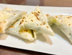 皿に盛り付けた『6Pチーズ包み焼き』の画像（撮影：エニママ）