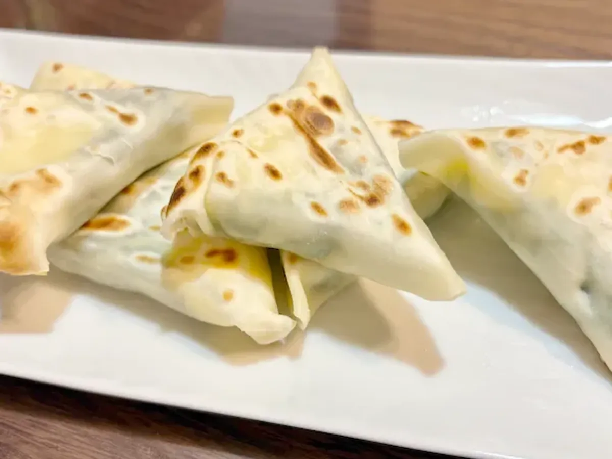 皿に盛り付けた『6Pチーズ包み焼き』の画像(撮影:エニママ)