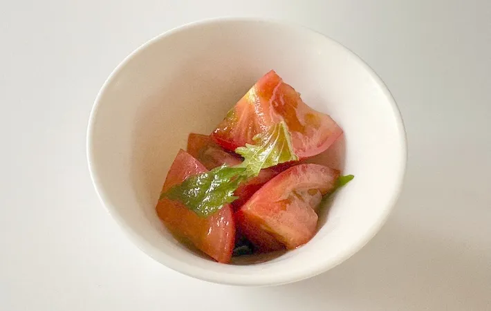 器に盛りつけたトマトのサラダの画像（撮影：エニママ）