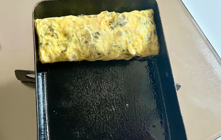 玉子焼きを巻いていく（撮影：エニママ）