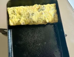 玉子焼きを巻いていく（撮影：エニママ）