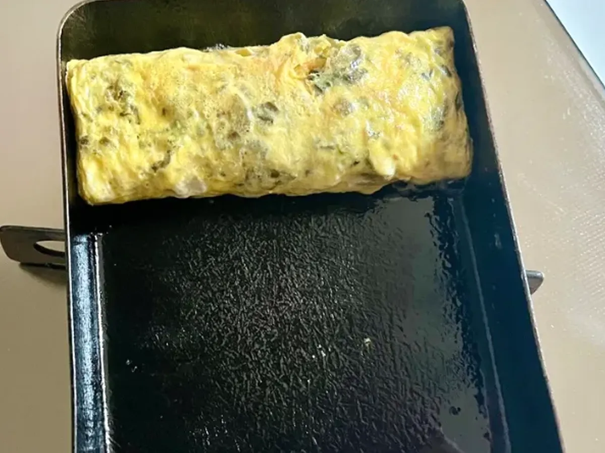 玉子焼きを巻いていく（撮影：エニママ）