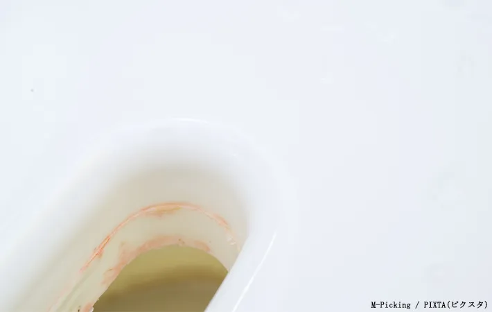 水垢のついた風呂イスの写真