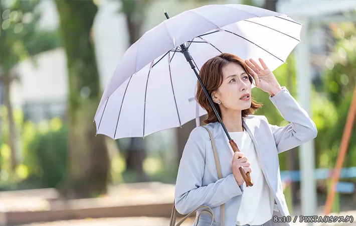 日傘をさす女性の写真