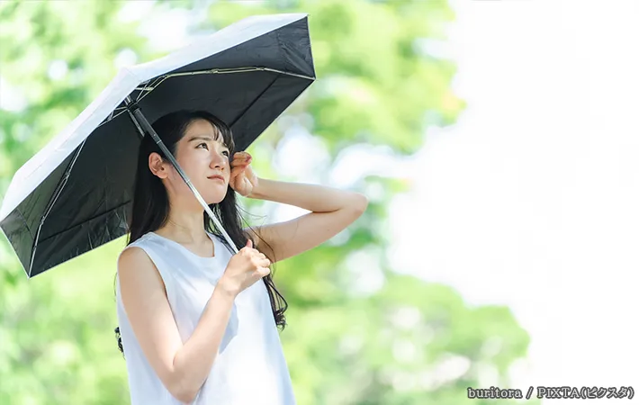 日傘をさす女性の写真