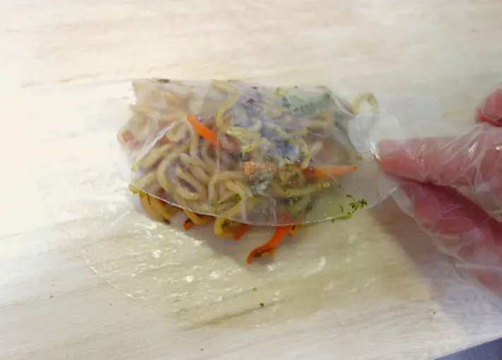 焼きそばをつつむ画像（撮影：エニママ）