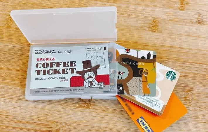 『ポリプロピレンカードケース・ダブル』の使用写真（撮影：キジカク）
