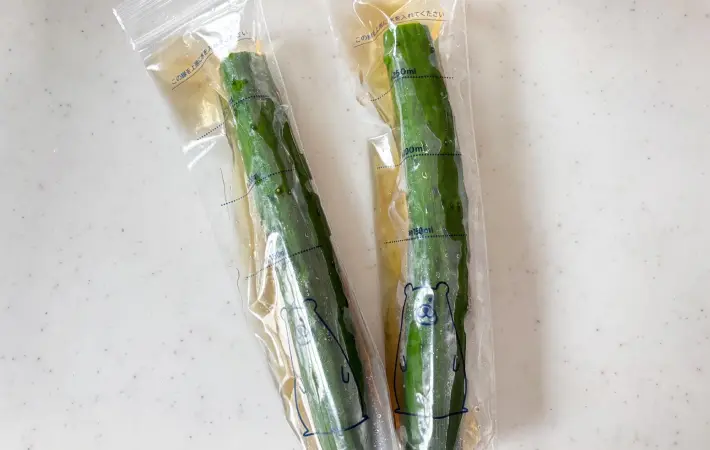 『極太水筒用氷棒』にキュウリと白だしを入れた画像（撮影：エニママ）