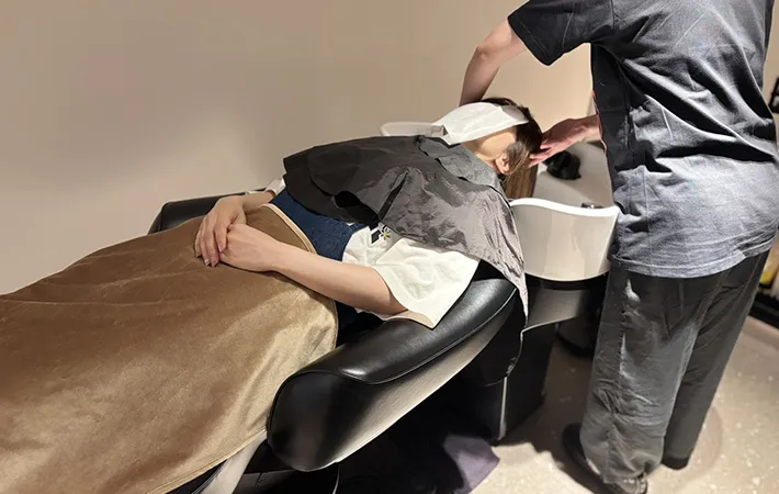 仰向けでシャンプーする人の写真