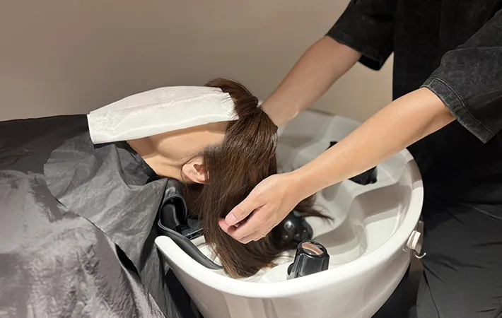 仰向けでシャンプーする人の写真