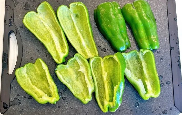 『ピーマンの餃子詰め』を作る写真（撮影：キジカク）