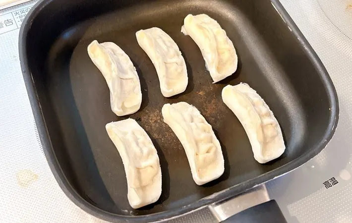 『ピーマンの餃子詰め』を作る写真（撮影：キジカク）