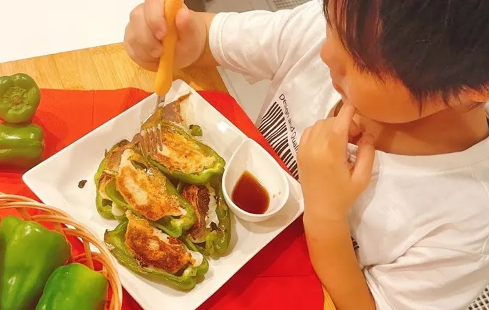 『ピーマンの餃子詰め』を食べる写真（撮影：キジカク）