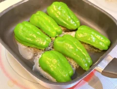 『ピーマンの餃子詰め』を作る写真（撮影：キジカク）