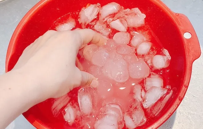 氷水につけている画像（撮影：キジカク）