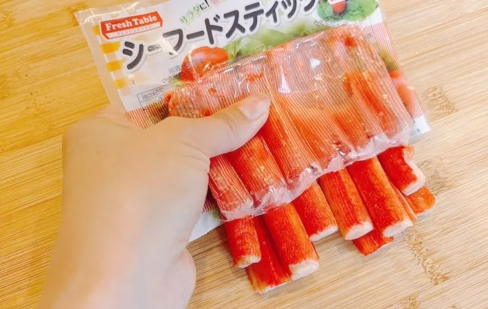 カニカマを押し出す画像（撮影：キジカク）